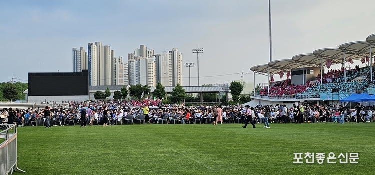운동장과 관객석에 1만여명의 관람객들이 몰려왔다. (사진=문석완 기자)