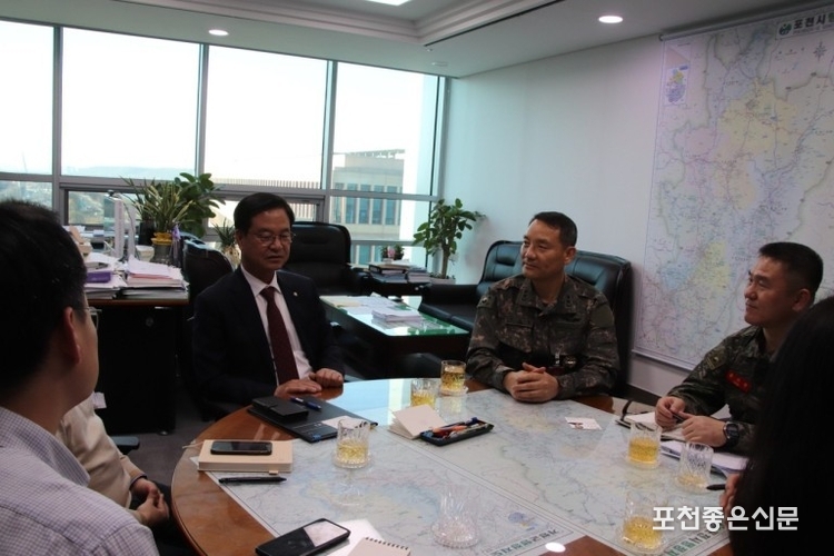 지난 3월 15일 최춘식 국회의원과 환담하고 있는 이보형 드론작정사령부 창설준비 단장.(가운데)