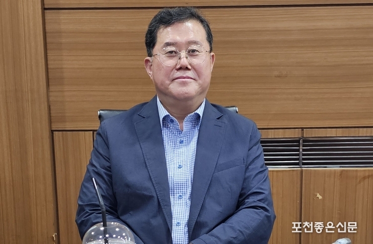 공로연수를 떠나는 네 사람. 순서대로 강성모 미래중심도시추진단장, 배상철 식품위생과장, 김용국 의회사무과장, 허재범 건축과장. (사진=문석완 기자)
