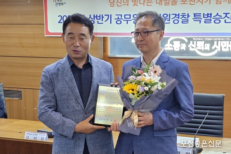 명예퇴직하는 네 사람. 순서대로 이희호 안전도시국장, 박기욱 농업기술센터 소장, 김덕중 선단동 환경산업팀장, 노창섭 수도과 주무관. (사진=문석완 기자)