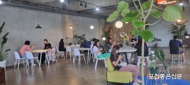 새로 이전한 곳은 1층 70평, 2층 70평으로 2층에서는 차를 마시며 대기할 수 있다. 