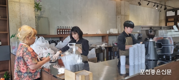 이전 기념으로 첫날과 둘째 날인 3일과 4일에는 파지 약과를 한 사람당 4개씩 팔았다.
