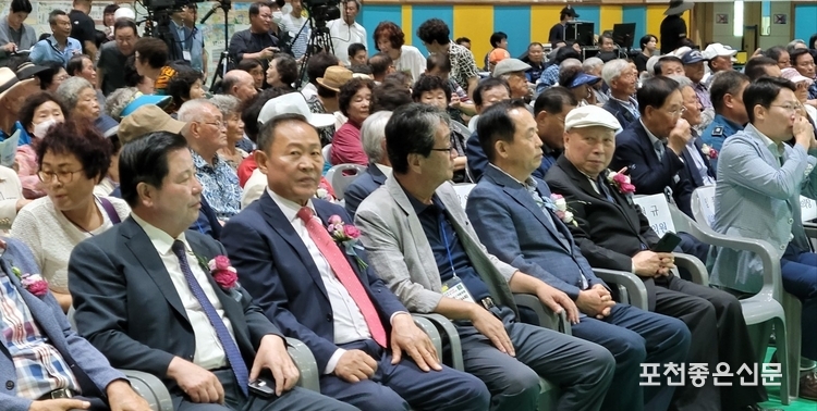 왼쪽부터 이중효 문화관광재단 대표이사, 서장원 전 시장, 김우성 제4대 동문회장, 윤영창 전 도의원 등이 기념행사를 기다리고 있다. 