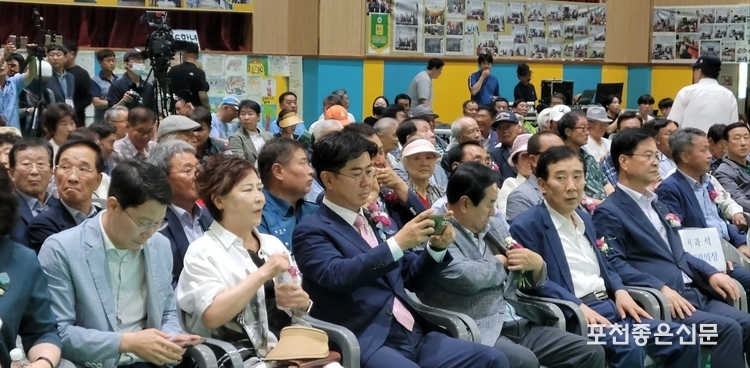 오른쪽부터 최춘식 국회의원, 박윤국 전 시장, 김성남, 윤충식 도의원 등이 자리에 앉아 있다.