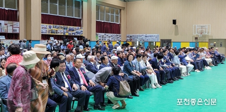 초청 인사들과 동문, 면민이 기념행사를 기다리고 있다.
