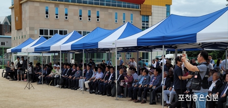 백영현 시장 외 주요 초청 인사와 김태종 추진위원장, 면민 및 동문이 제막식을 기다리고 있다.