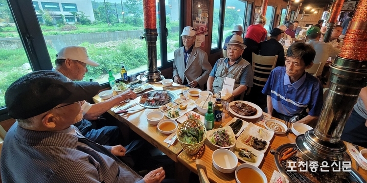 마을 어르신이 갈비를 정성스레 굽고 있다. 