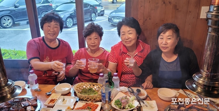 마을 부녀회 박정희, 최금란, 김순자, 김애자 전 부녀회장이 화이팅하며 건배를 하고 있다.
<figure class="image"><img alt="" src="//www.pcgoodnews.co.kr/data/photos/20230728/art_16889478974049_36f47c.jpg" xtype="photo">
<figcaption style="text-align: left;">어르신이 자리에 앉아 숯불과 갈비 나오기를 기다리며 담소를 나누고 있다.
<figure class="image"><img alt="" src="//www.pcgoodnews.co.kr/data/photos/20230728/art_1688947708005_85a245.jpg" xtype="photo">
<figcaption style="text-align: left;">동교낚시터 김영태 대표(전 통장)가 어르신에게 인사말을 하는 중에 사회자(김창배 전 통장)가 자리에 앉아 경청하고 있다.</figcaption>
</figure>
</figcaption>
</figure>