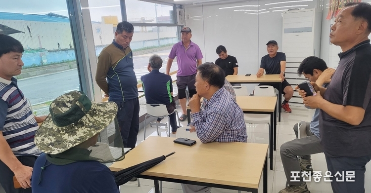 드론작전사령부 배치와 관련해 선단동 통장들이 3차 회의를 가져 토론하는 과정에 한 참석자의 발언을 심각하게 듣고 있다.