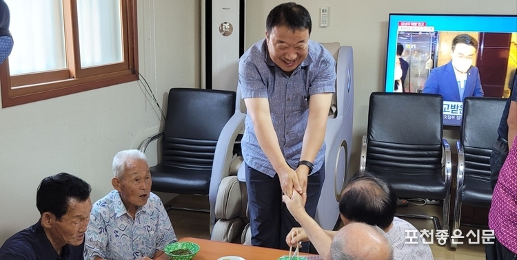 김광열 포천농협 조합장이 일일히 어르신의 손을 잡으며 인사를 하고 있다. 