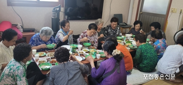 '남녀칠세 부동석'의 옛 엄격한 가르침에 익숙하신 어르신들이 따로 즐겁게 식사하고 있다. 