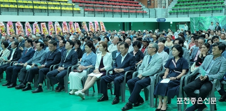 이날 500여 명의 축하객들이 참석해 제14대 이주석 대한노인회 포천지회장 취임을 축하해 주었다. 