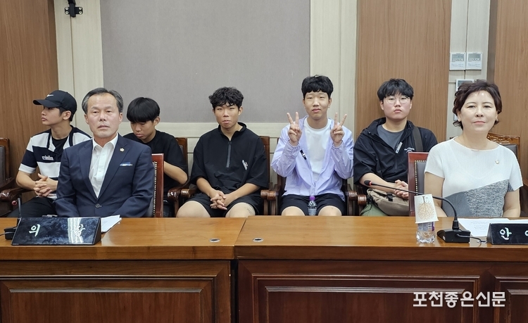 청소년 의원들과 질의 응답을 위해 서과석 의장과 안애경 의원이 착석하였다. 촬영을 하려하니 앵글에 들어 온 한 학생이 포즈를 취해 주었다. (사진=문석완 기자)