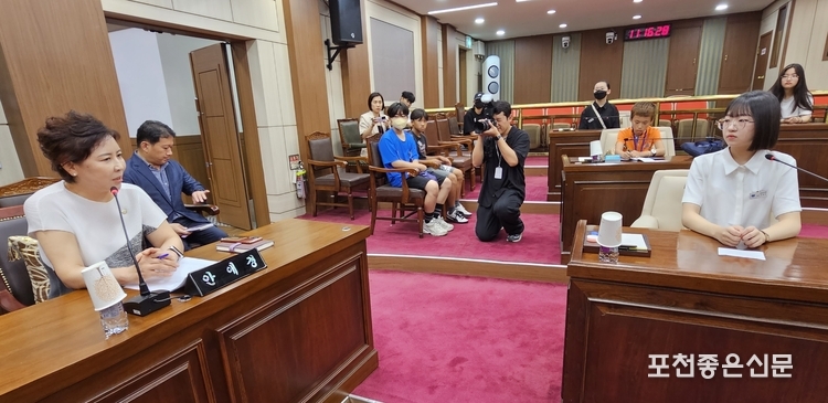 오채은(대경중 3학년) 부의장과 안애경 의원이 질의와 응답을 하고 있다. (사진=문석완 기자)
