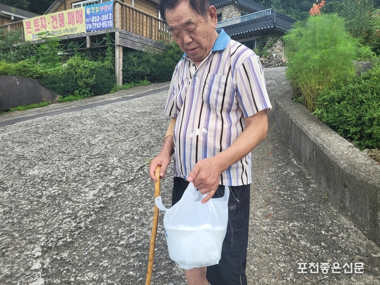사랑의 삼계탕을 받은 한 어르신은 "입맛이 없어 식사를 거를 때가 많았는데, 이렇게 따뜻한 삼계탕을 받게 되어 정말 감사하다"고 고마움을 전했다.
