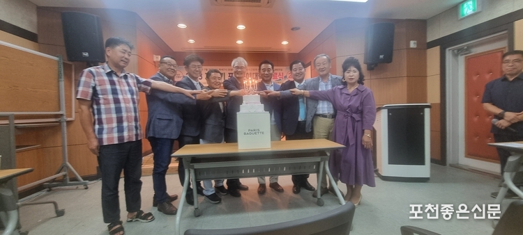 수료식을 축하하는 케이크 절단식.