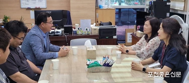 윤종애 선단동장이 동양식자재마트 관계자에 감사를 전하고 있다. 