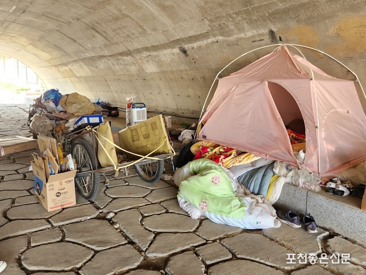 지난 4년 동안 노숙인이 거주하며 지저분 하게 방치되어 주민들의 기피처로 되어 있던 산책로.