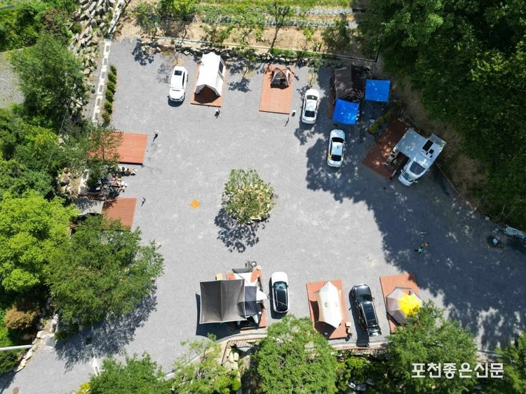 주차장도 널찍해서 각 사이트마다 한두 대씩는 주차가 가능하다. 