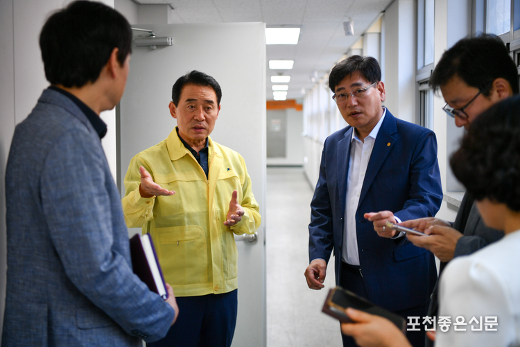 백영현 포천시장(왼쪽)과 임영문 대진대학교 총장(오른쪽)이 대원들이 묶을 기숙사 시설을 점검하고 실무자들에게 지시를 내리고 있다. (사진=포천시 제공)