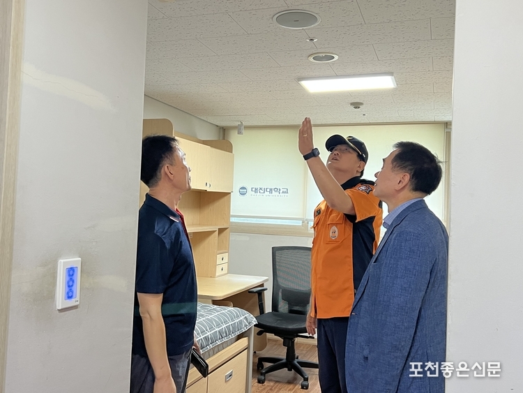 권웅 포천소방서장이 내부 시설을 점검하고 있다. (사진=포천소방서 제공)