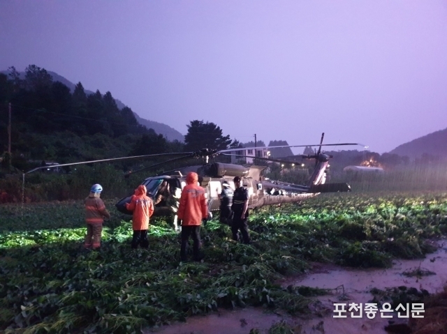 16일 포천 영중면의 한 콩밭에 주한미군 헬기가 기상악화로 비상착륙했지만 인명 피해는 없었다. (사진=독자 제공)