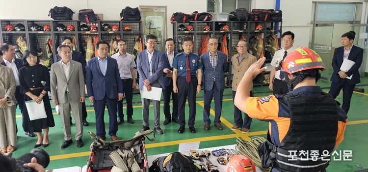 여민회 회원들이 소방관들의 소방 장비 시연을 관람하고 있다. (사진=문석완 기자)