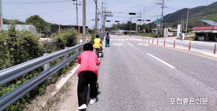 야미 1리 경로당과 마을에서 어르신들이 농산물 판매장를 가기 위해 43번 국도를 걸쳐 위험하게 걸어가고 있다. 