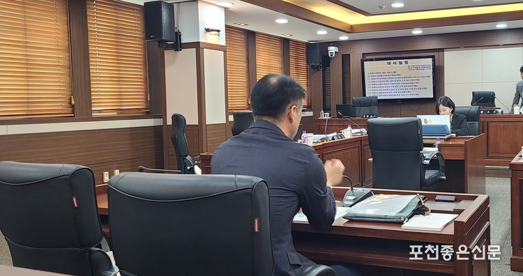 이진희 홍보담당관이 조례특위가 잠시 정회되는 동안 초조하게 기다리고 있다. (사진=문석완 기자)