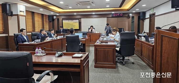 포천시의회 3층 위원회 회의실에서 제173회 임시회 둘째날 조례등심사특별위원회가 열리고 있다. (사진=문석완 기자)
