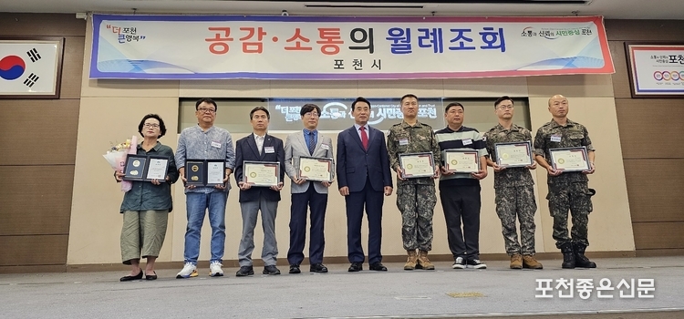 왼쪽부터 윤정옥 님, 강원필 님, 김상인 님, 신형석님, 백영현 시장, 김용선 님, 이창현 님, 김광석 님, 김석강 님.(사진=문석완 기자)