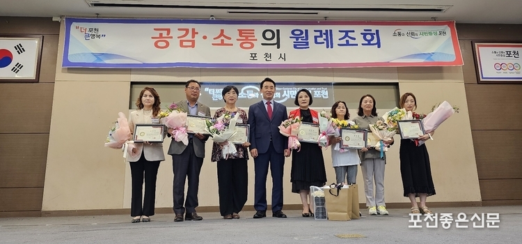 왼쪽부터 김윤희 님, 이부성 님, 안선애 님, 백영현 시장, 김경자 님, 이향원 님, 김명희 님, 김영미 님. (사진=문석완 기자)