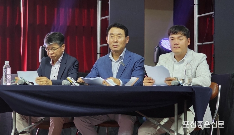 이 자리에는 백영현 포천시장(왼쪽), 김재진 교육장(왼쪽), 김현규 포천시의회 의원(오른쪽)이 함께 하였다. (사진=문석완 기자)
