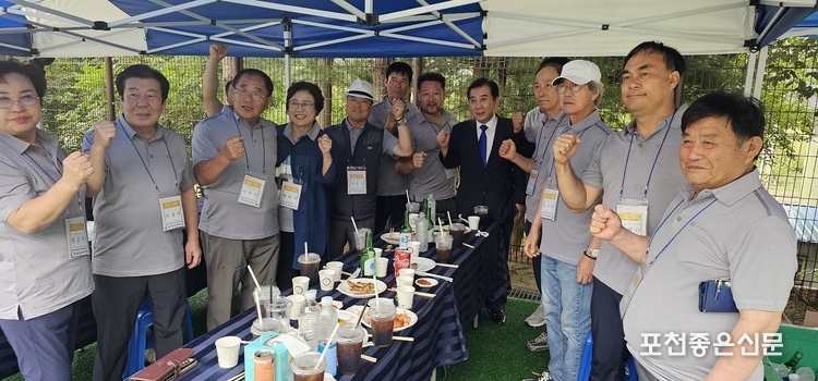 박윤국 민주당 위원장이 이장들과 함께 화이팅을 외치고 있다. (사진=문석완 기자)
