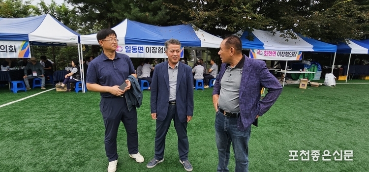 왼쪽부터 임우상 화현면장, 이윤행 일동면장, 채수정 포천시 이·통장연합회 회장. (사진=문석완 기자)