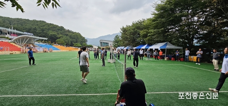 내촌면과 이동면의 족구 결승전이 열리고 있다. (사진=문석완 기자)