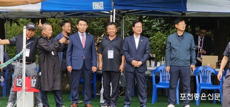 내빈들이 족구 결승전을 관전하고 있다. (사진=문석완 기자)