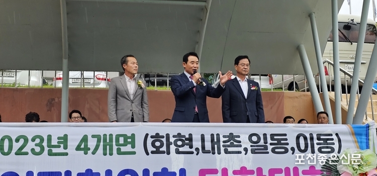 백 시장, 최춘식 국회의원, 서과석 의장이 천장이 없는 단상 앞쪽으로 나와 비를 맞으면서 축사를 하고 있다. (사진=문석완 기자)