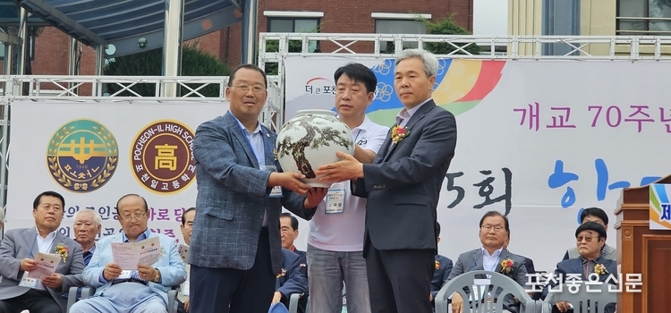 동문회는 이번 축제를 맞아 모교에 1천만원 상당의 도자기 작품을 기증했다. (사진=문석완 기자)