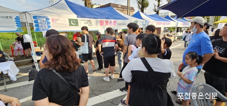 파키스탄 부스에서 판매하는 케밥을 맛보기 위해 오전부터 오후까지 줄이 줄어들지 않았다. (사진=문석완 기자)