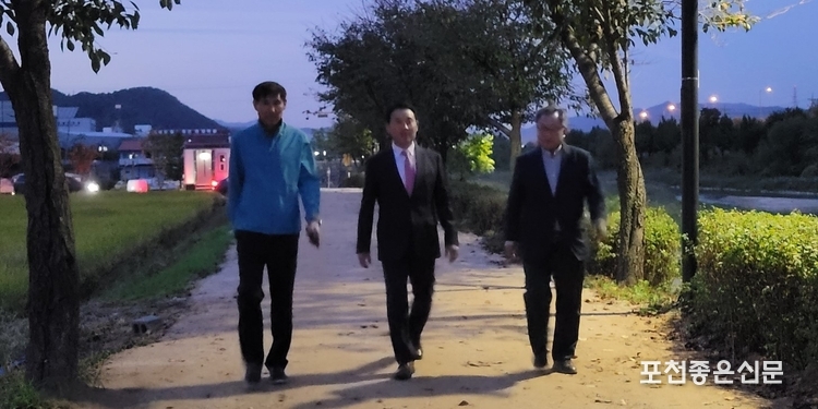왼쪽부터 조병하 면장, 백영현 시장, 김승태 포천좋은신문 대표가 최근 조성된 포천천 제방의 '마사토 길'을 걸으며 환담하고 있다. 
