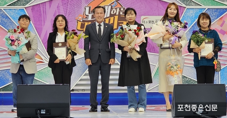 포천시의회 의장상 수상자들이 서과석 포천시의회 의장과 함께 기념촬영하고 있다. (사진=문석완 기자)