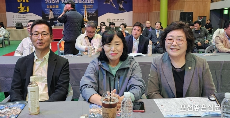 박윤경 포천시 복싱협회 이사(가운데)와 조진숙 시의원(오른쪽)이 복싱 경기를 감상하며 즐거워 하고 있다. (사진=문석완 기자)
