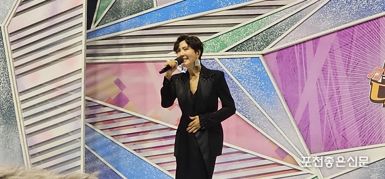 TV조선 <노래하는 대한민국> 공개녹화 도중 가수 정수라 씨가 축하공연을 하고 있다. (사진=문석완 기자)