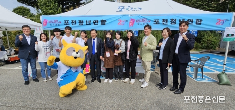 박윤국 위원장이 시의원, 당직자들과 함께 '청년캠프'부스 앞에서 기념촬영하고 있다. (사진=문석완 기자)