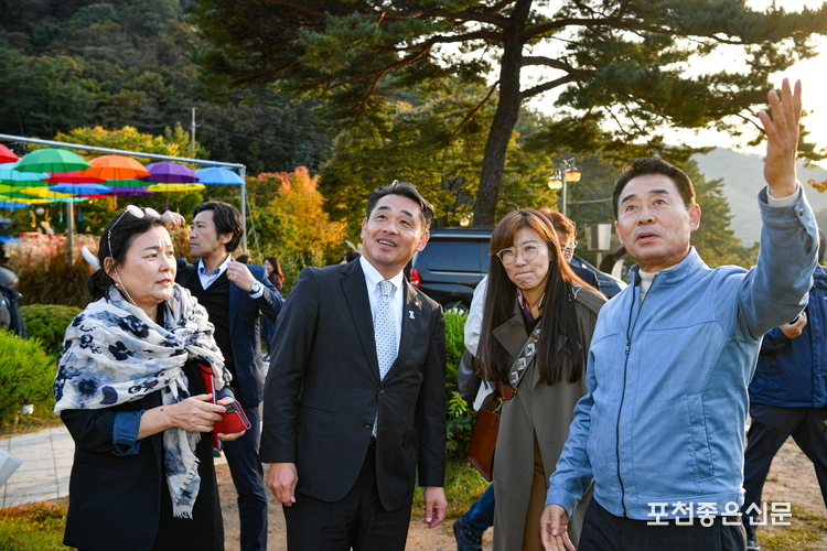 백영현 시장이 억새꽃 축제 현장에 참석한 카미무라 에이지 시장을 안내하고 있다.