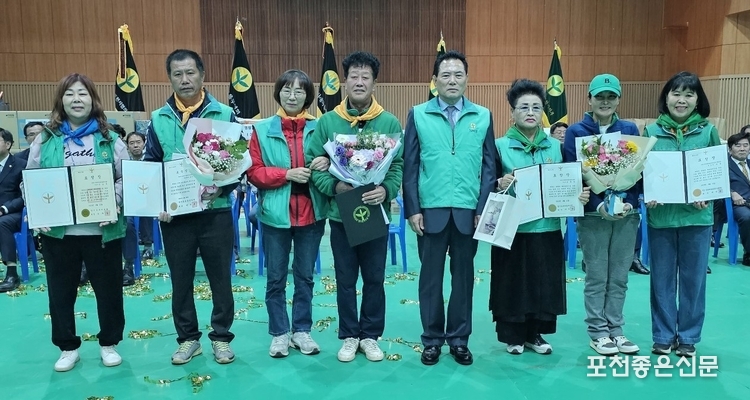 새마을 유공 표창을 받은 수상자들이 이경묵 회장과 함께 기념 촬영하고 있다. (사진=문석완 기자)