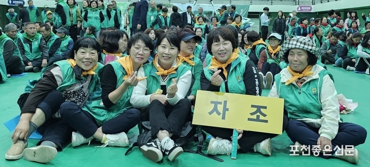 2부 행사를 위해 근면, 자조, 협동, 자립의 4팀으로 나뉜 중 자조팀 지도자들이 포즈를 취해 주고 있다. (사진=문석완 기자)