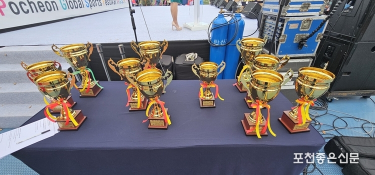 축구, 농구, 크리켓, 장기자랑 수상자에게 수여될 우승컵들이 주인을 기다리고 있다. (사진=문석완 기자)