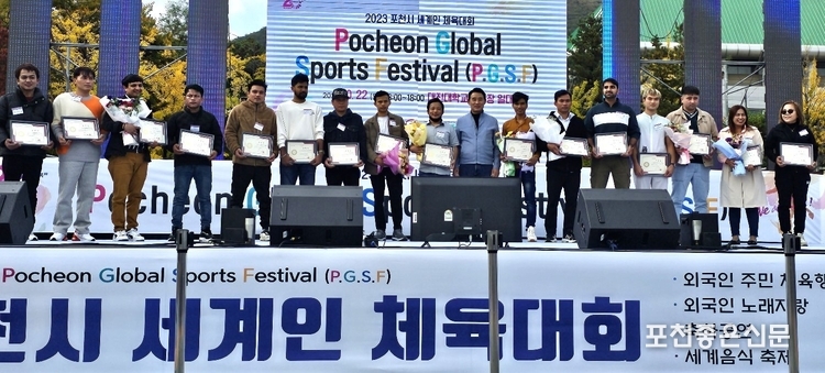 포천시장 표창 수상자들이 백 시장과 함께 기념촬영하고 있다. (사진=문석완 기자)